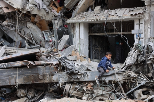 한 팔레스타인 어린이가 8일 이스라엘의 공습으로 폐허가 된 가자지구에서 놀고 있다. 가자 AFP 연합뉴스