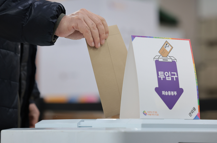 제22대 국회의원 선거 사전투표 첫날인 지난 5일 서울 동작구 흑석동주민센터에서 시민들이 투표를 하고 있다. 연합뉴스