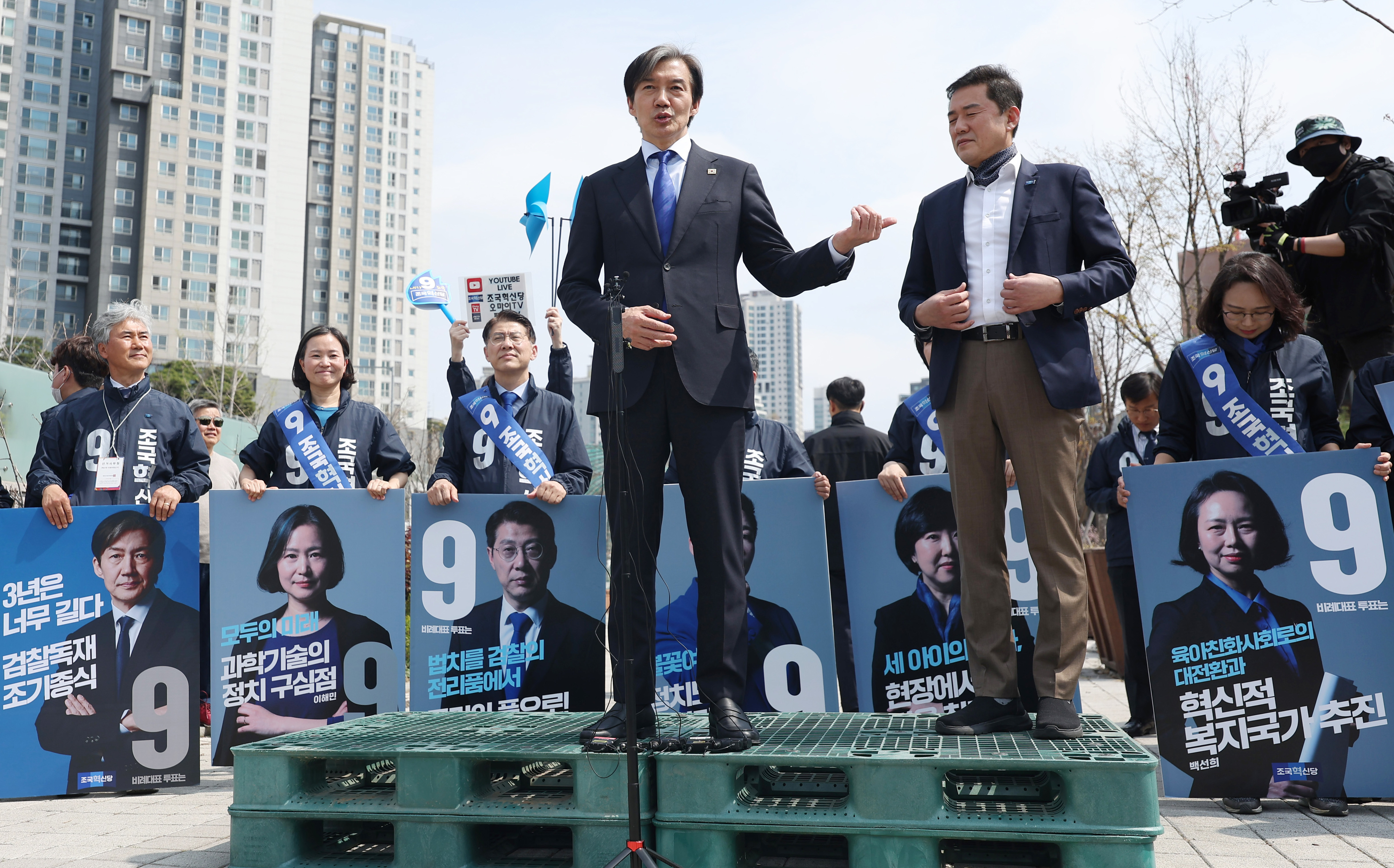 조국 조국혁신당 대표가 4일 서울 용산구 효창공원역 인근에서 열린 검찰독재 조기종식, 서울시민과 함께 행사에서 발언하고 있다. 2024.4.4 뉴스1