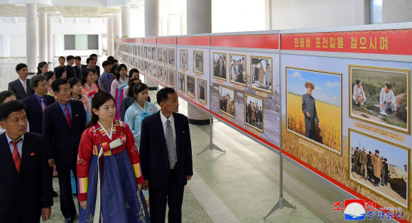 북한 김일성 주석 생일(4월 15일) 112주년 경축 중앙사진전람회 ‘인민의 어버이’가 지난 8일 평양 옥류전시관에서 개막됐다고 조선중앙통신이 9일 보도했다. 2024.4.9. 평양 조선중앙통신 연합뉴스