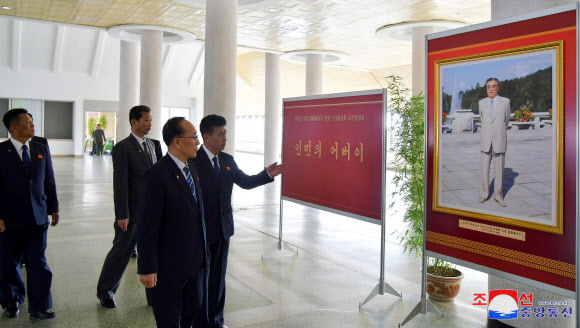 북한 김일성 주석 생일(4월 15일) 112주년 경축 중앙사진전람회 ‘인민의 어버이’가 지난 8일 평양 옥류전시관에서 개막됐다고 조선중앙통신이 9일 보도했다. 2024.4.9. 평양 조선중앙통신 연합뉴스