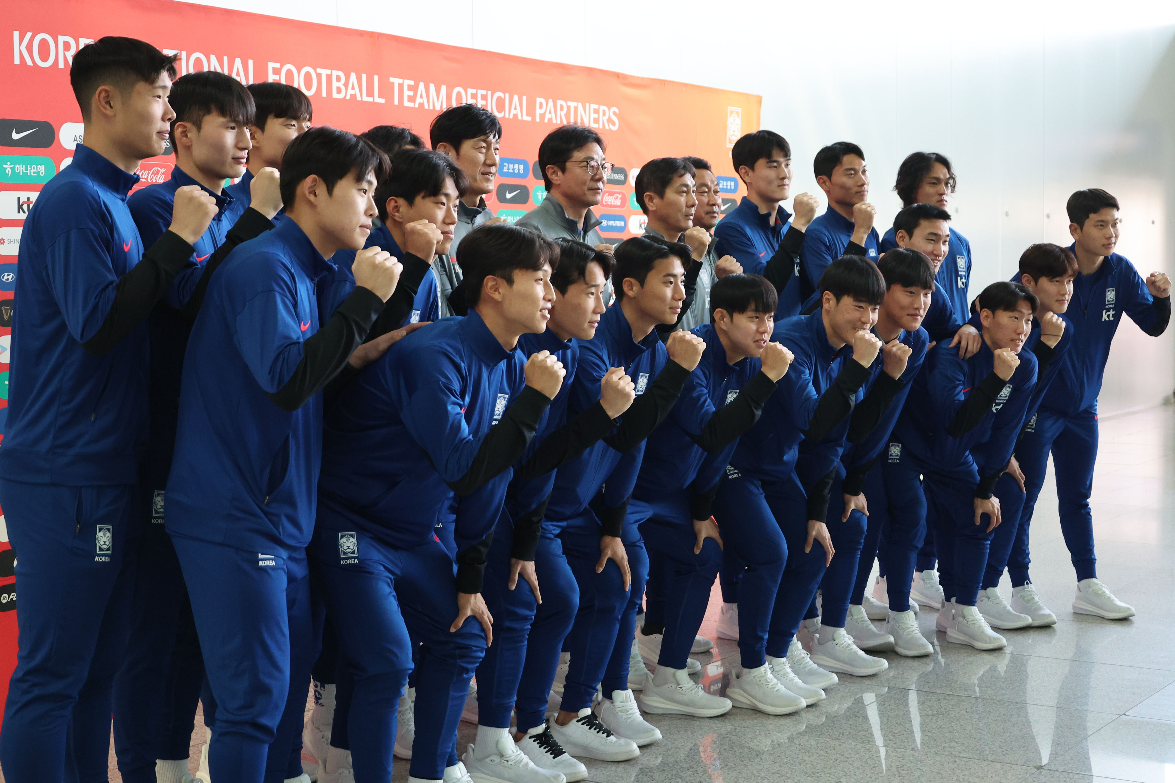 카타르 도하에서 개막하는 2024 아시아축구연맹(AFC) U23 아시안컵에 출전하는 올림픽  축구 대표팀의 황선홍 감독과 선수들이 5일 오전 인천공항 제2터미널을 통해 전지훈련 캠프가 마련된 아랍에미리트(UAE)로  출국하기에 앞서 기념촬영을 하고 있다.