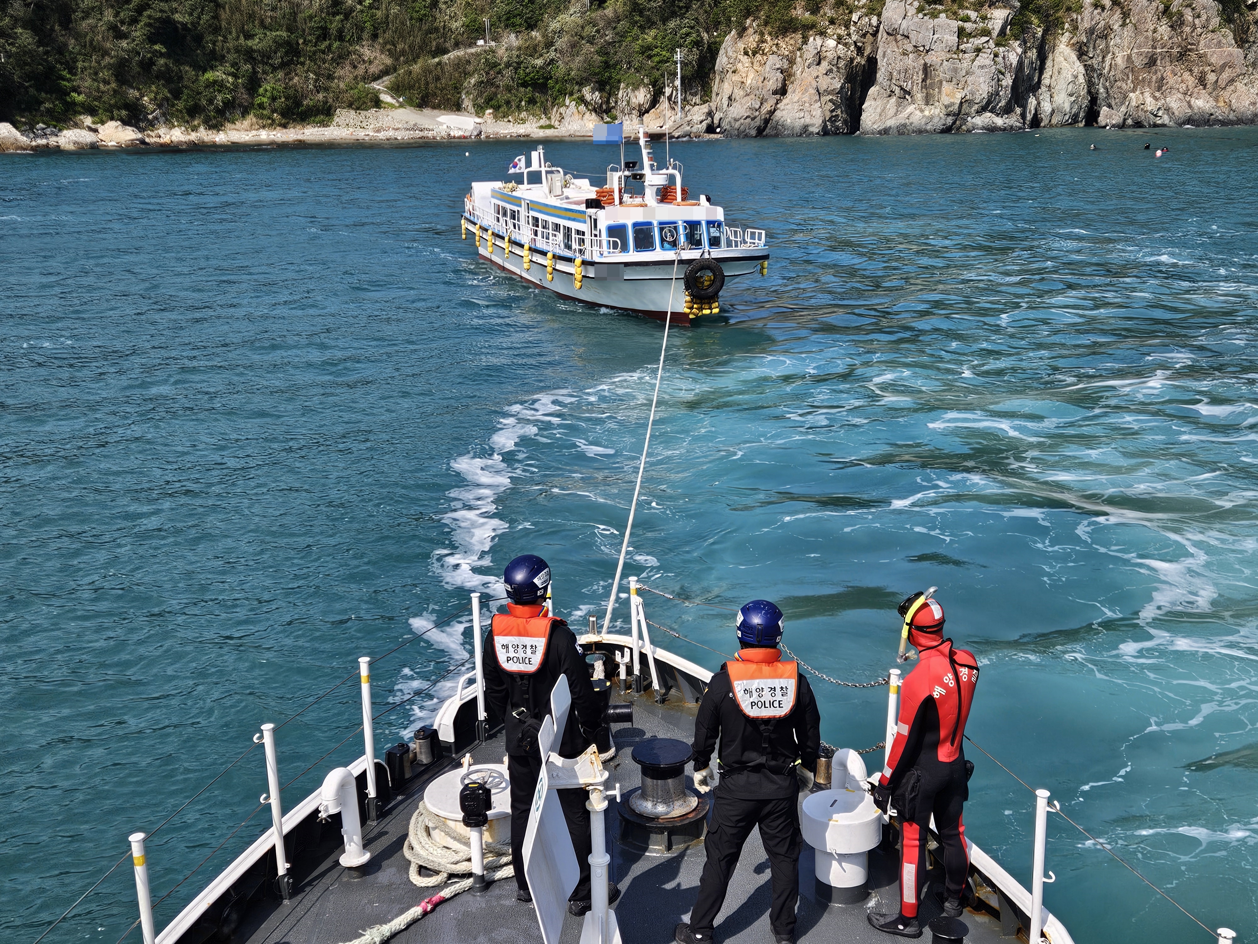 통영해양경찰서, 선거인 6명 태운 표류중인 유람선 구조