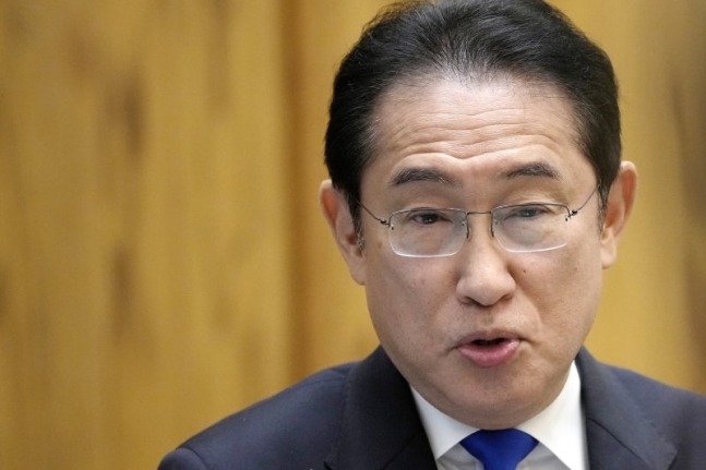 기시다 후미오 일본 총리가 지난 5일 도쿄 총리 관저에서 외신들과 인터뷰를 하고 있다. 뉴시스