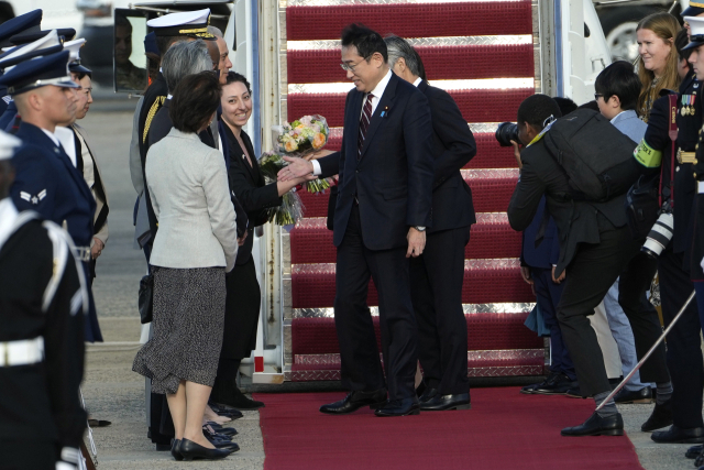미국을 국빈 방문한 기시다 후미오 일본 총리가 8일(현지시간) 메릴랜드주 앤드루스 공군기지에 도착해 꽃다발을 받고 있다. 연합뉴스