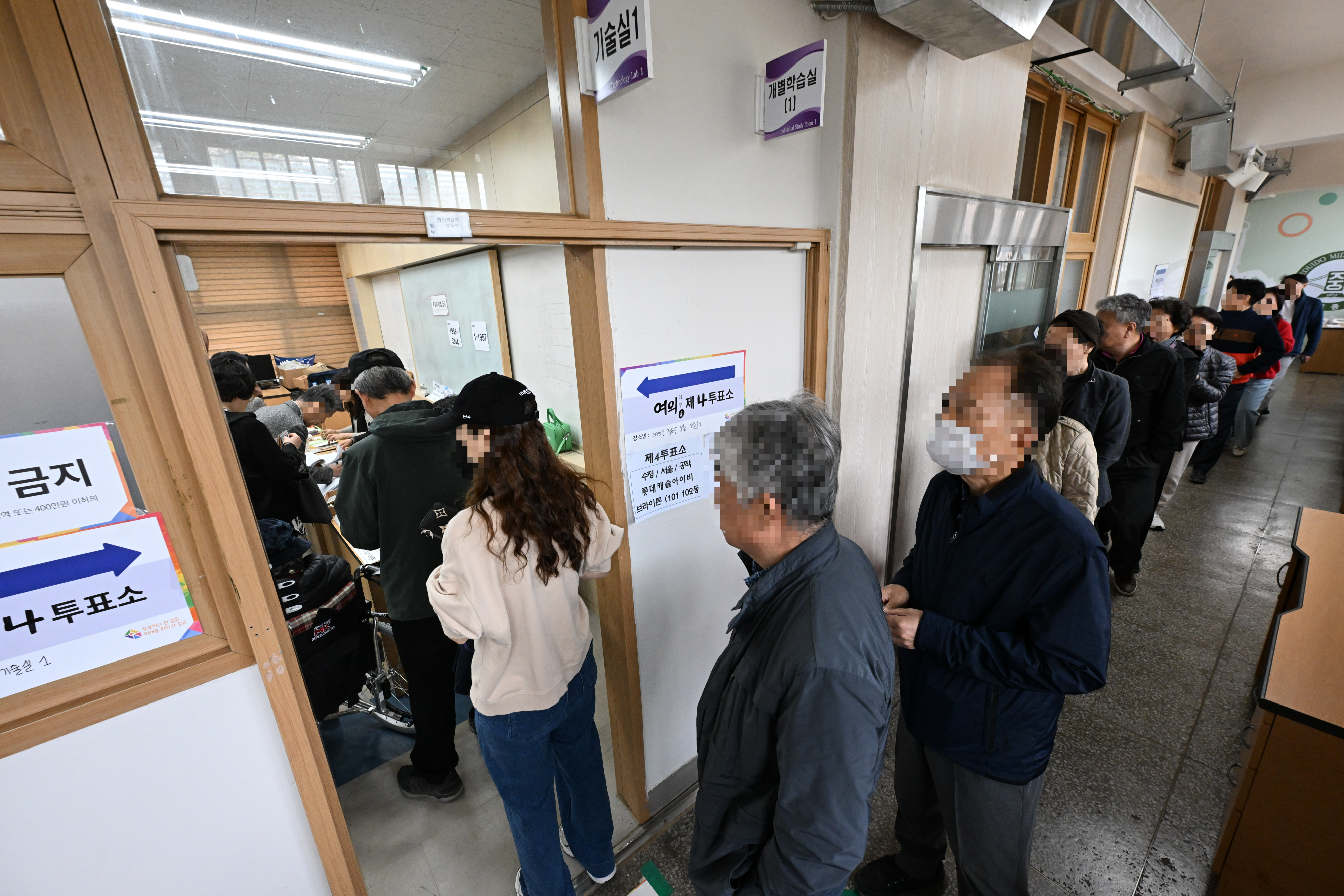 제22대 국회의원선거 투표일인 10일 서울 영등포구 여의도중학교에 마련된 투표소에서 유권자들이 투표 순서를 기다리고 있다. 2024.4.10 홍윤기 기자