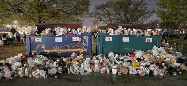 서울 한강공원에 쌓여있는 쓰레기의 모습. 서울시 제공