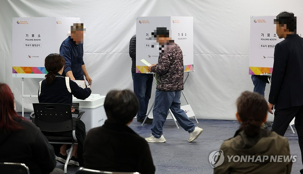 투표소에서 투표하는 모습. 기사 내용과 직접적 연관 없음. 연합뉴스