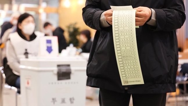광주에서 한 유권자가 타인의 신분증으로 사전투표에 참여한 사실이 드러났다(위 기사와 관련 없는 투표소 사진). 연합뉴스