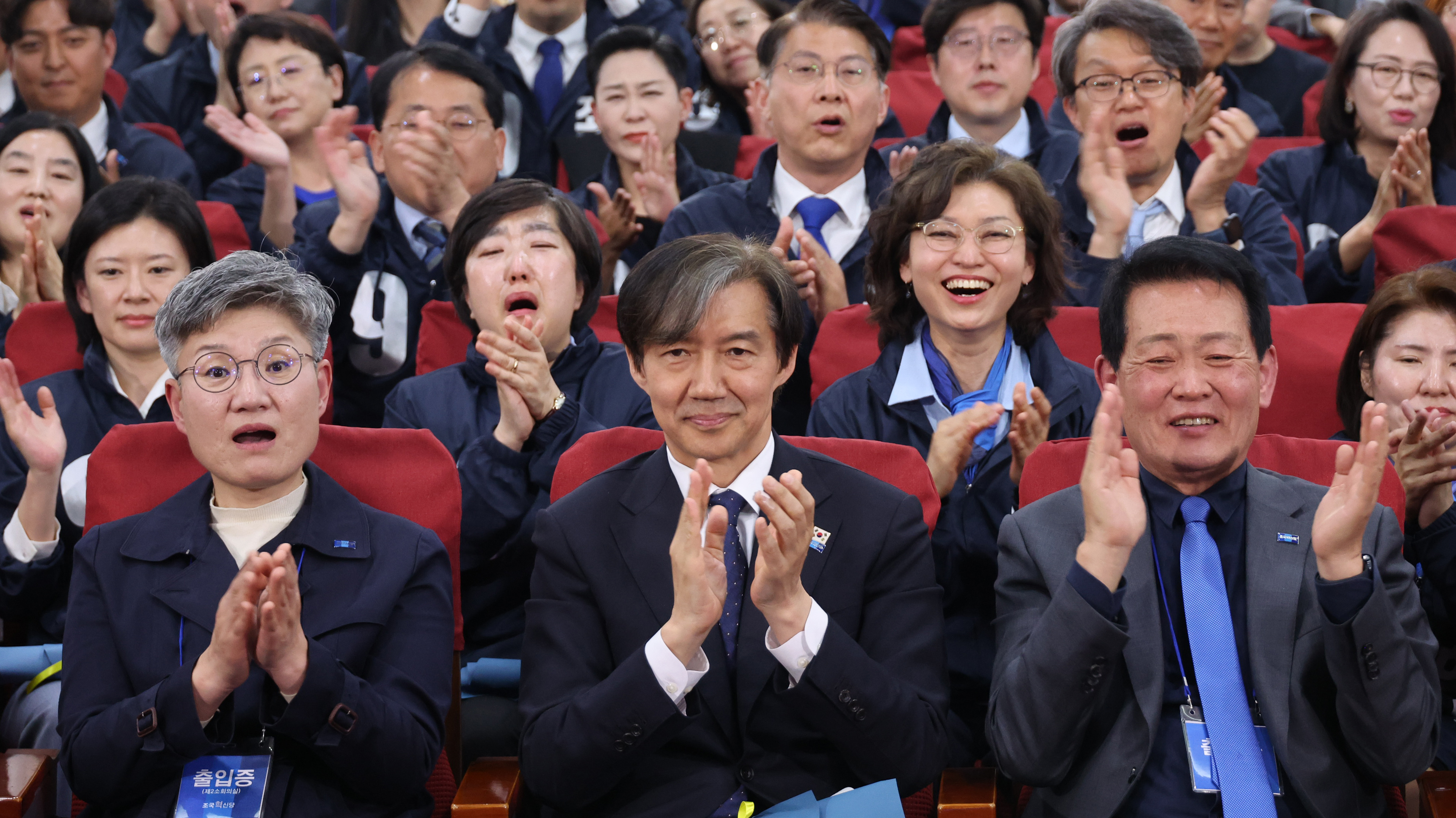 조국혁신당 조국 대표와 후보들이 10일 국회에서 총선 사전조사 결과 발표를 보고 있다. 2024.4.10 홍윤기 기자