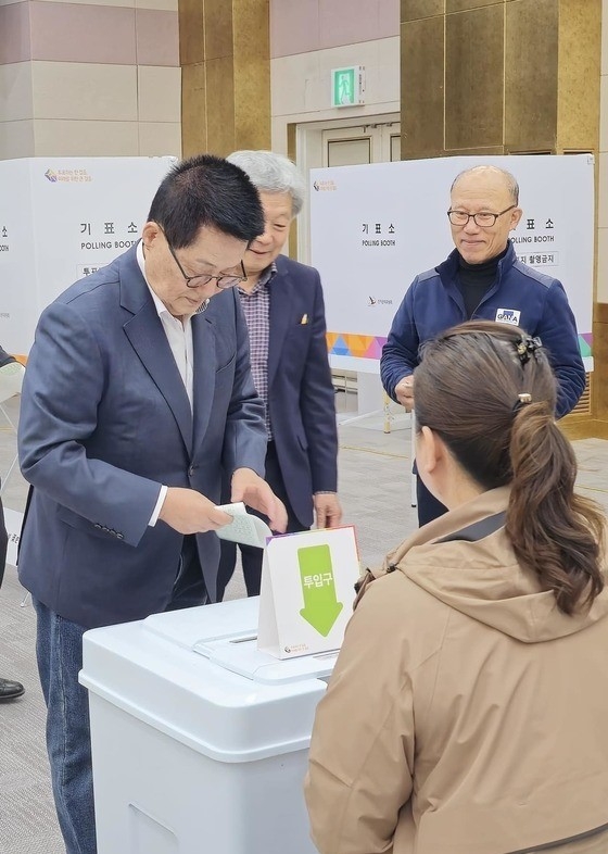 박지원 후보가 5일 전남 해남 문화예술회관에서 22대 총선 사전투표를 하고 있다.