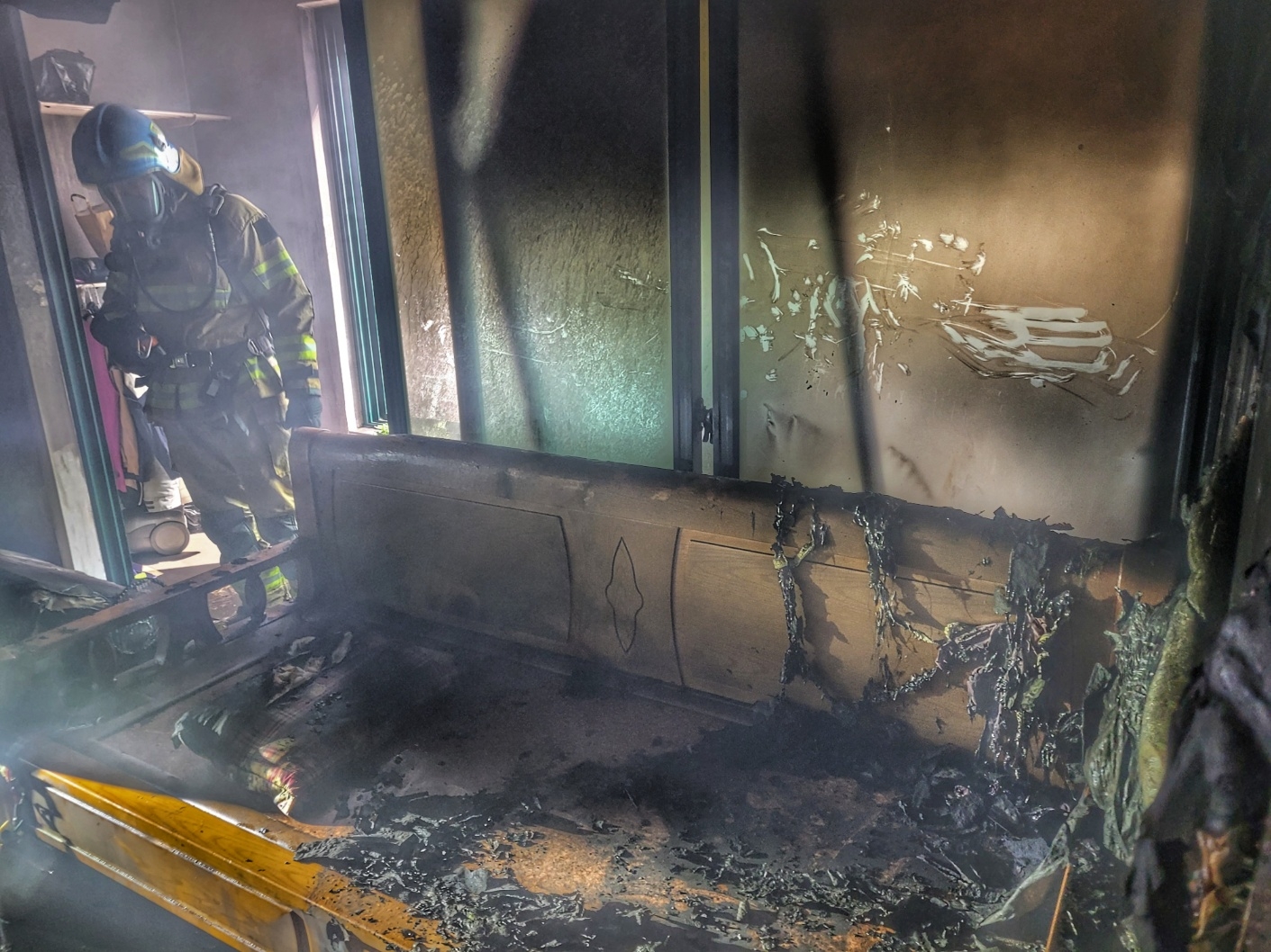 10일 오후 1시 56분쯤 화재가 발생한 울산 남구 한 상가주택 건물. 이 불로 2층에 거주하는 50대 남성이 숨졌다. 울산소방본부 제공