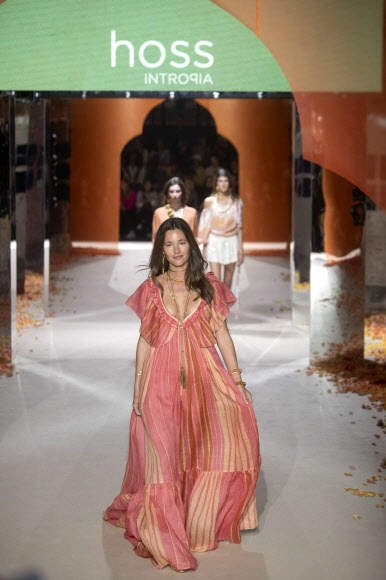 모델이 4일(현지시간) 스페인 카탈루냐 바르셀로나에서 열린 ‘080 바르셀로나 패션위크’에서 ‘호스 인트로피아’(Hoss Intropia)의 컬렉션을 선보이고 있다. EPA 연합뉴스