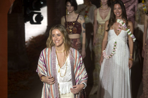 모델들이 4일(현지시간) 스페인 카탈루냐 바르셀로나에서 열린 ‘080 바르셀로나 패션위크’에서 ‘시모라’(Simorra)의 컬렉션을 선보이고 있다. EPA 연합뉴스