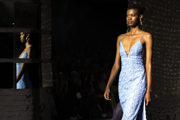 모델이 4일(현지시간) 스페인 카탈루냐 바르셀로나에서 열린 ‘080 바르셀로나 패션위크’에서 ‘시모라’(Simorra)의 컬렉션을 선보이고 있다. EPA 연합뉴스