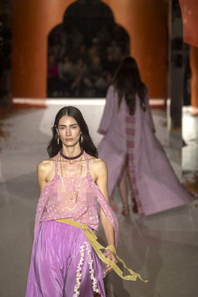 모델이 4일(현지시간) 스페인 카탈루냐 바르셀로나에서 열린 ‘080 바르셀로나 패션위크’에서 ‘호스 인트로피아’(Hoss Intropia)의 컬렉션을 선보이고 있다. EPA 연합뉴스