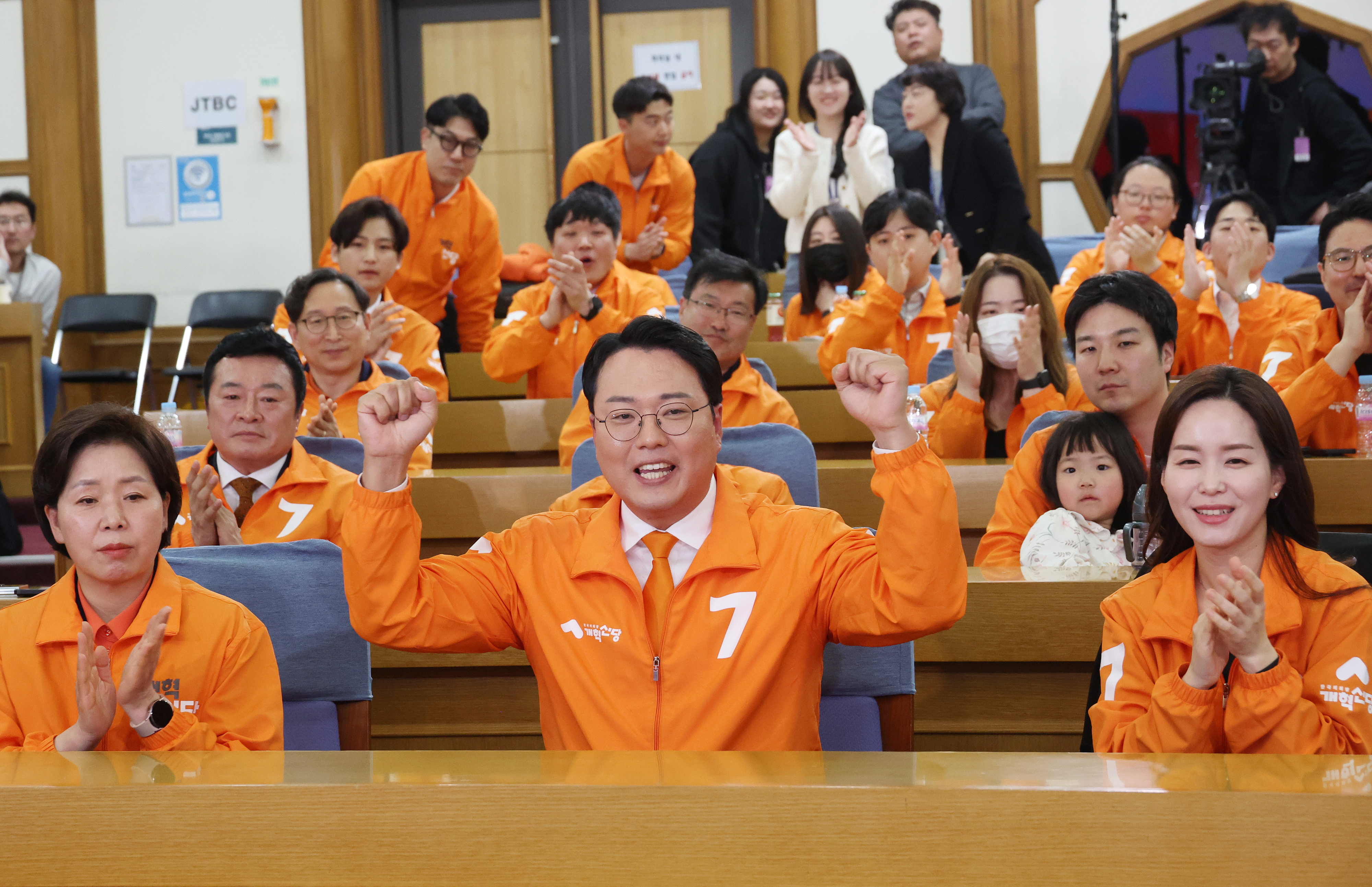 ‘이준석 경합’ 소식에 잠시 환호