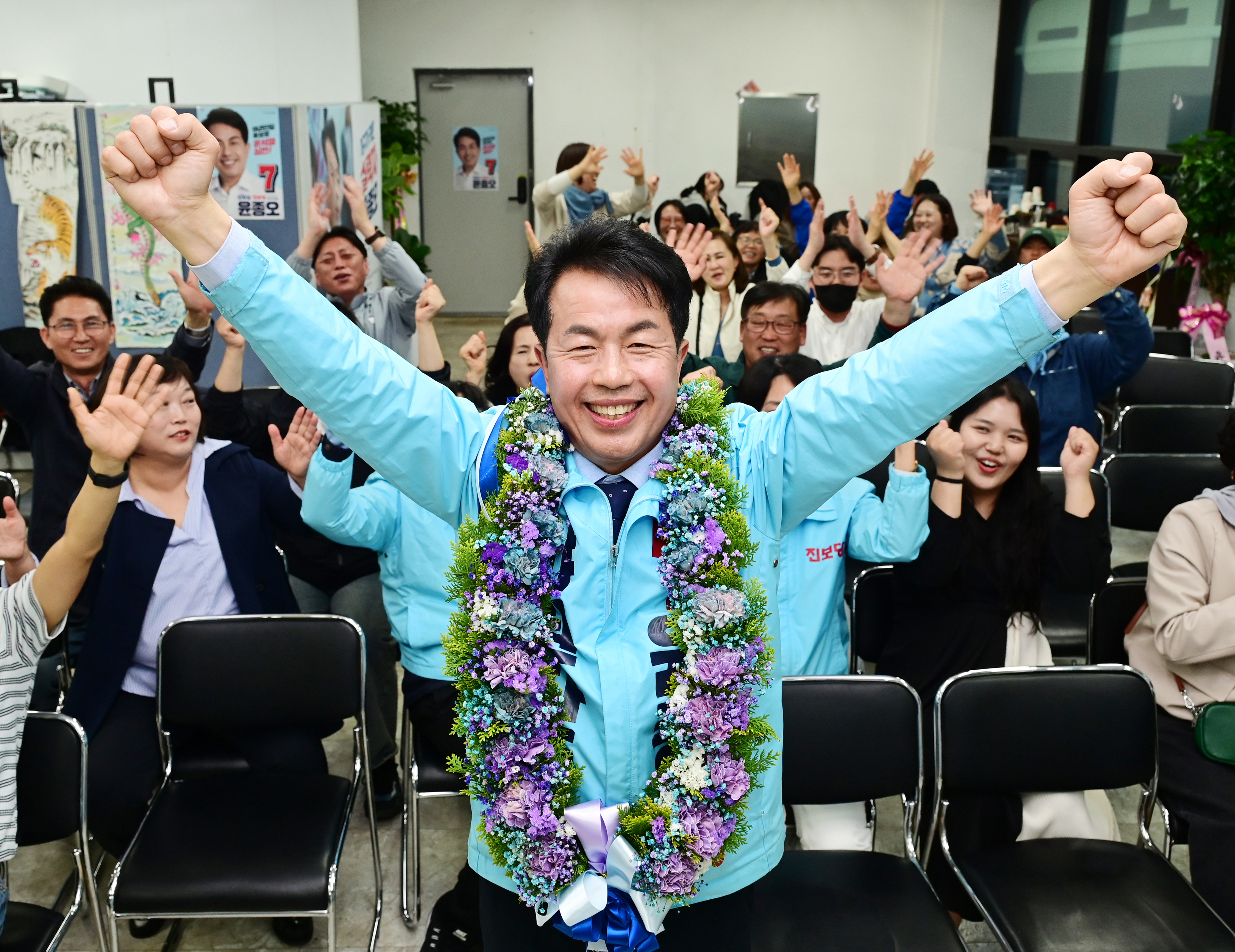 제22대 국회의원 선거 울산 북구 진보당 윤종오 후보가 10일 오후 자신의 선거사무소에서 당선이 확실시되자 꽃목걸이를 목에 걸고 환호하고 있다. 2024.4.10 공동취재