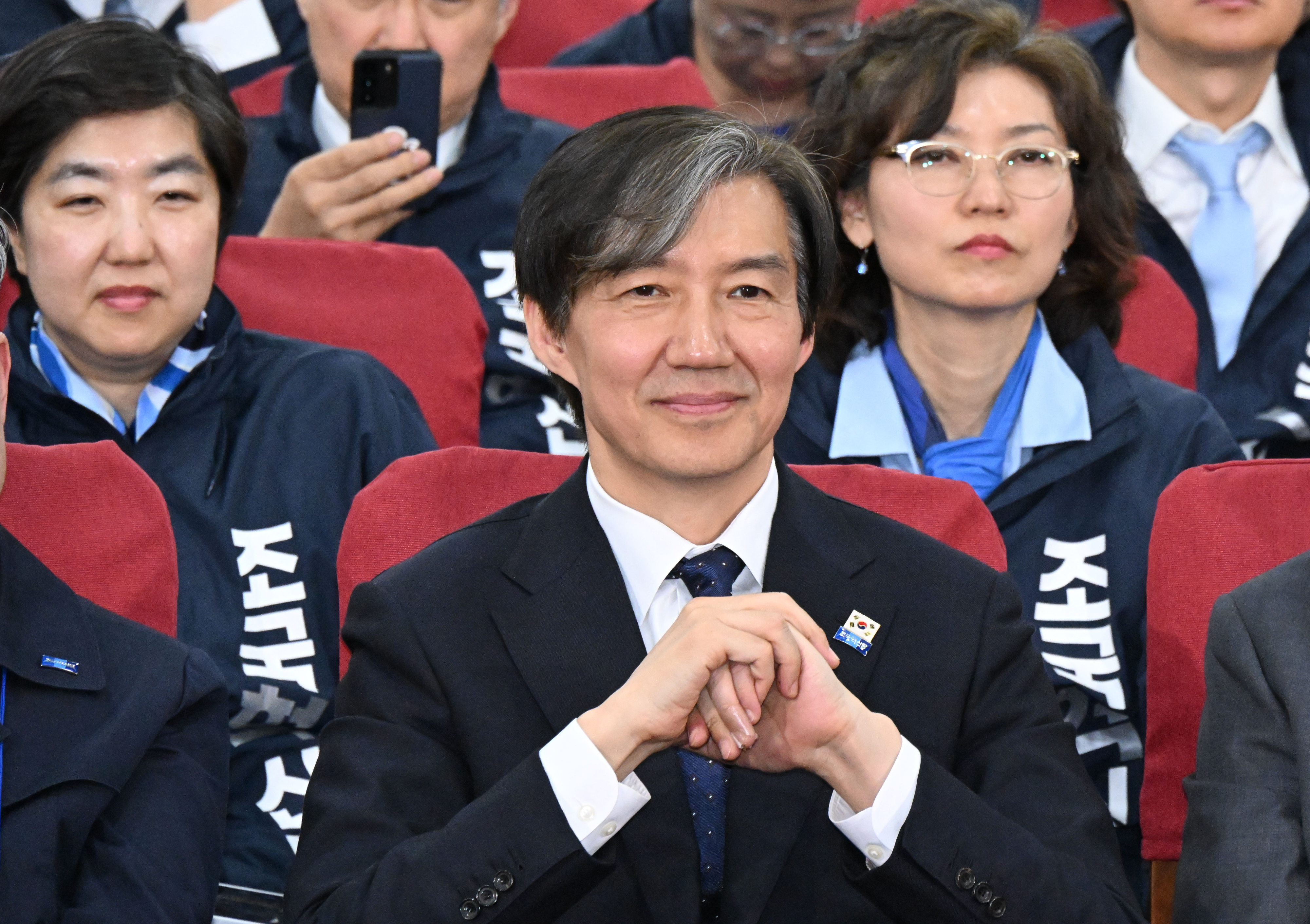 조국 조국혁신당 대표와 비례대표 후보들이 10일 오후 서울 여의도 국회 의원회관에 마련된 선거 상황실에서 출구조사 결과 발표를 보고 있다. 조국혁신당은 대기업-중소기업 간 임금 격차를 줄여 양극화를 해소하겠다는 취지로 ‘사회연대임금제’를 공약으로 내걸었다. 2024.4.10 홍윤기 기자