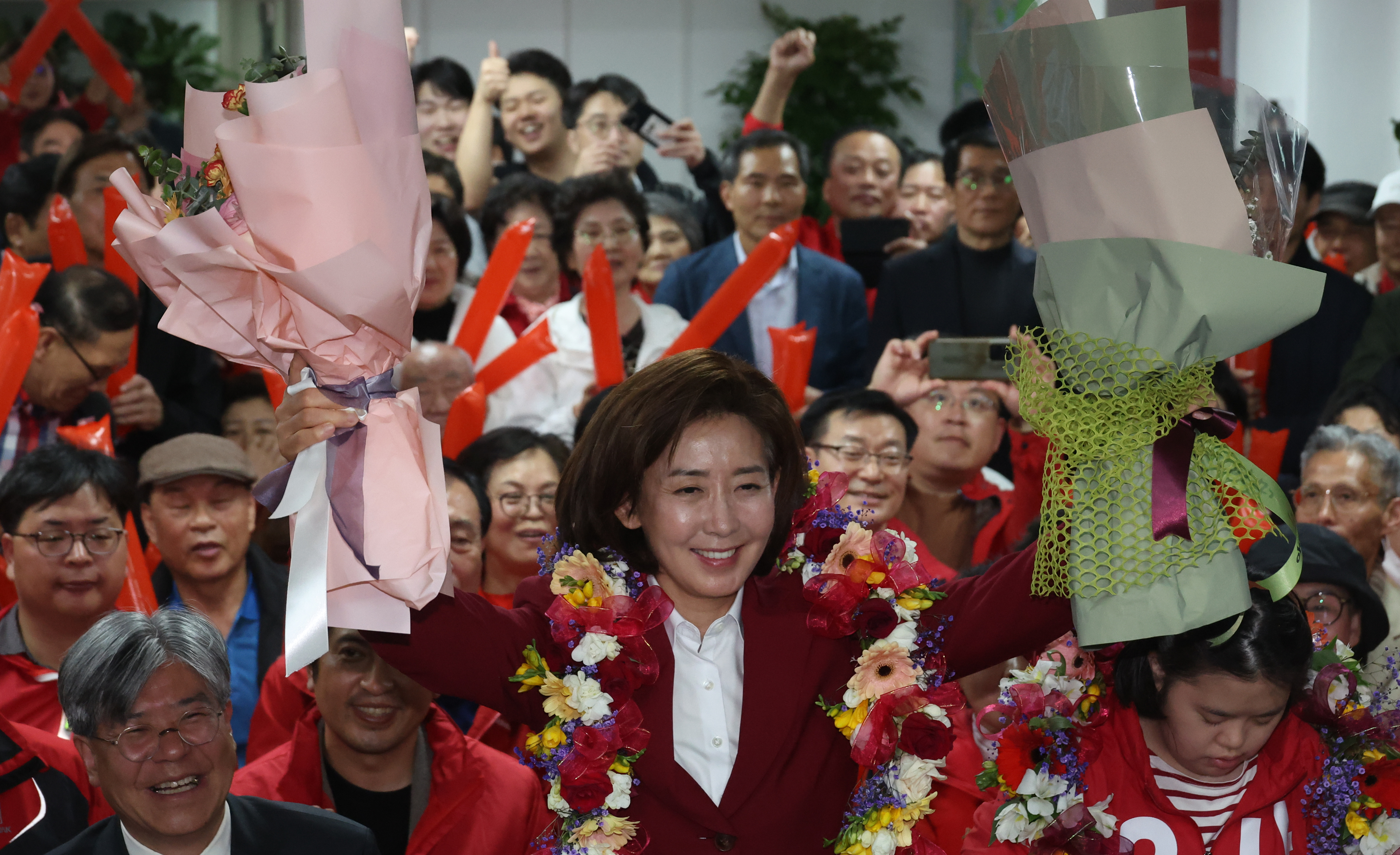 서울 동작을에서 당선이 확실시된 국민의힘 나경원 후보가 11일 동작구 선거사무소에서 꽃다발을 들고 기뻐하고 있다. 연합뉴스