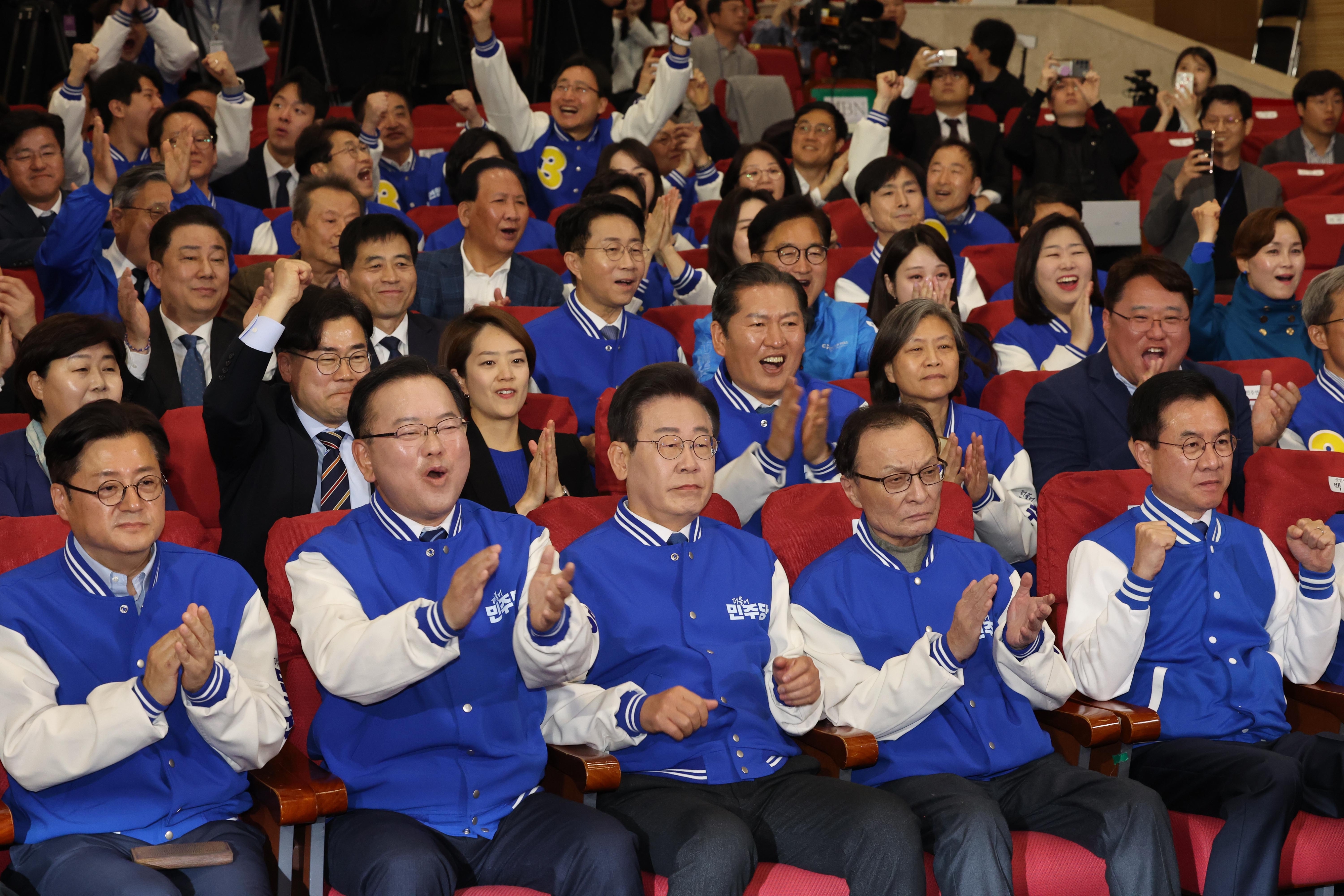 이재명 더불어민주당 대표, 이해찬·김부겸 상임공동선거대책위원장 등 당 지도부가 10일 오후 서울 영등포구 여의도 국회 의원회관에 마련된 제22대 국회의원선거 민주당 개표 상황실에서 방송사 출구조사 결과를 지켜보며 환호하고 있다. 2024.4.10 오장환 기자