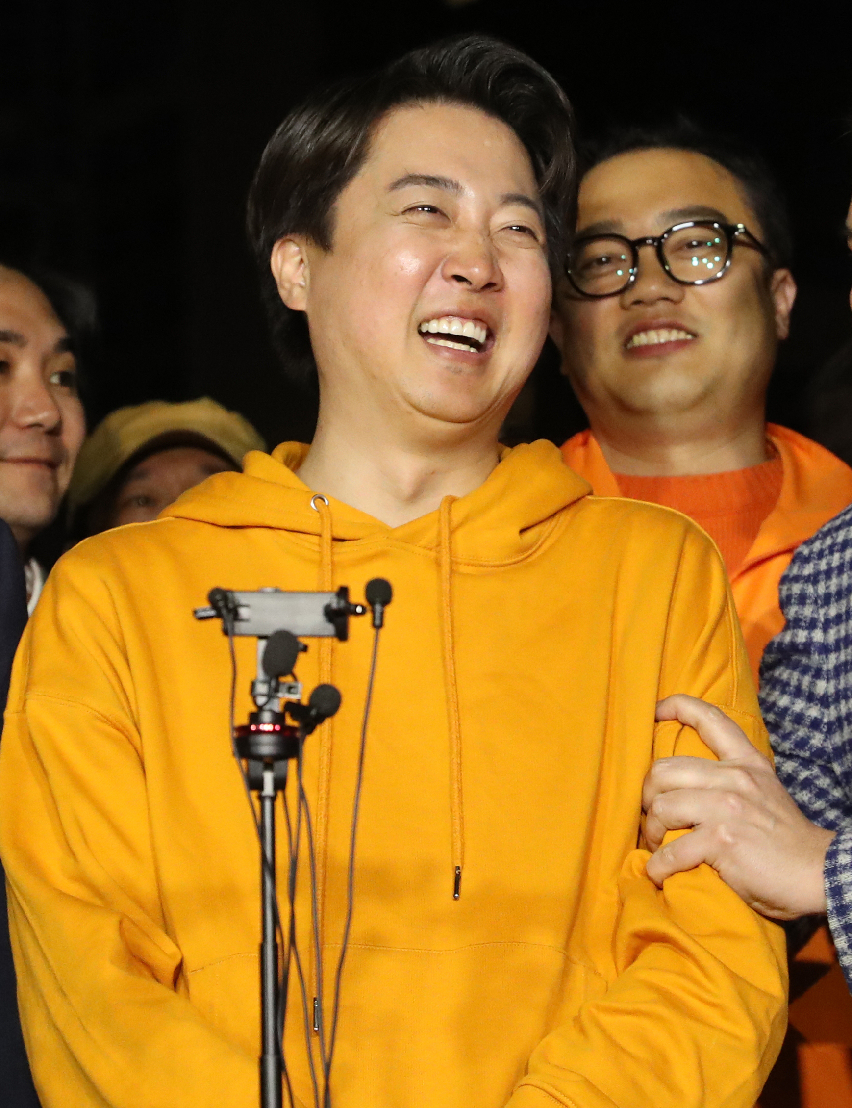 22대 국회의원 선거에 출마한 이준석(경기 화성을) 개혁신당 대표가 11일 오전 당선이 유력하자 환하게 웃고 있다. 연합뉴스