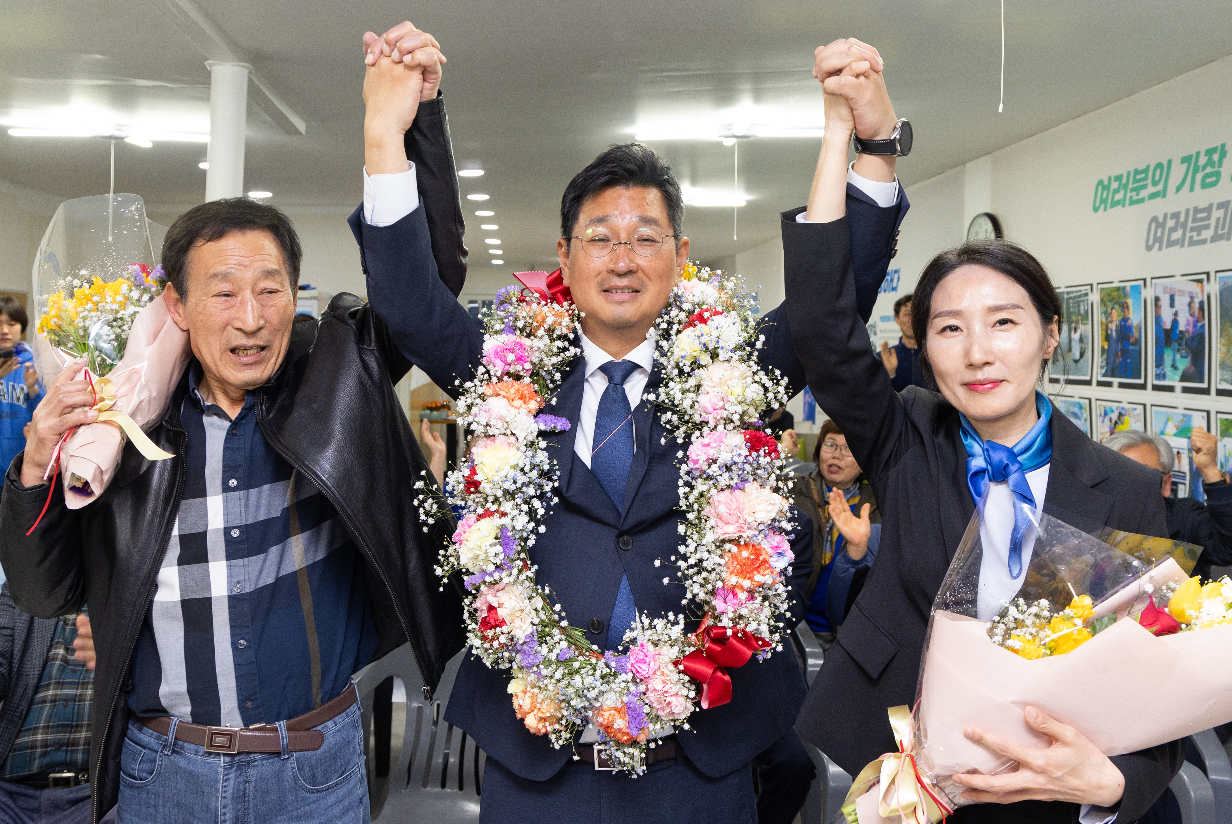 김태선(가운데) 더불어민주당 울산 동구 후보가 10일 오후 당선이 확실시되자 부인 조희정씨, 아버지 김영길씨와 함께 환호하고 있다. 울산 연합뉴스