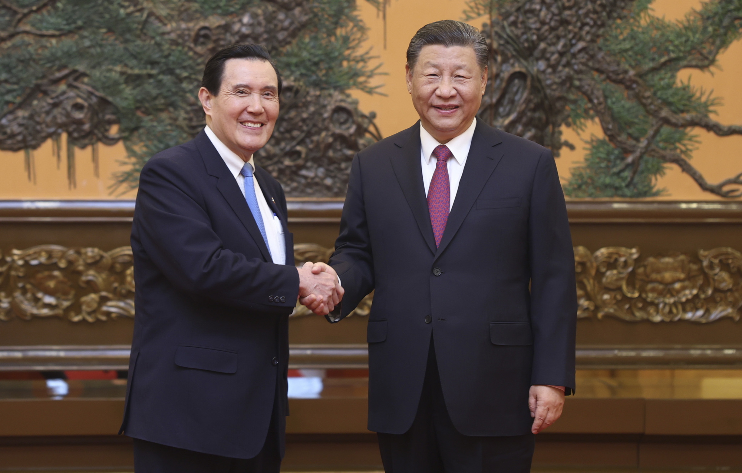 시진핑(오른쪽) 중국 국가주석이 10일 베이징 인민대회당에서 마잉주 전 대만 총통과 만나 악수를 하고 있다. 시 주석과 마 전 총통이 만난 것은 8년여 만으로 이번이 두 번째다. 베이징 EPA 연합뉴스