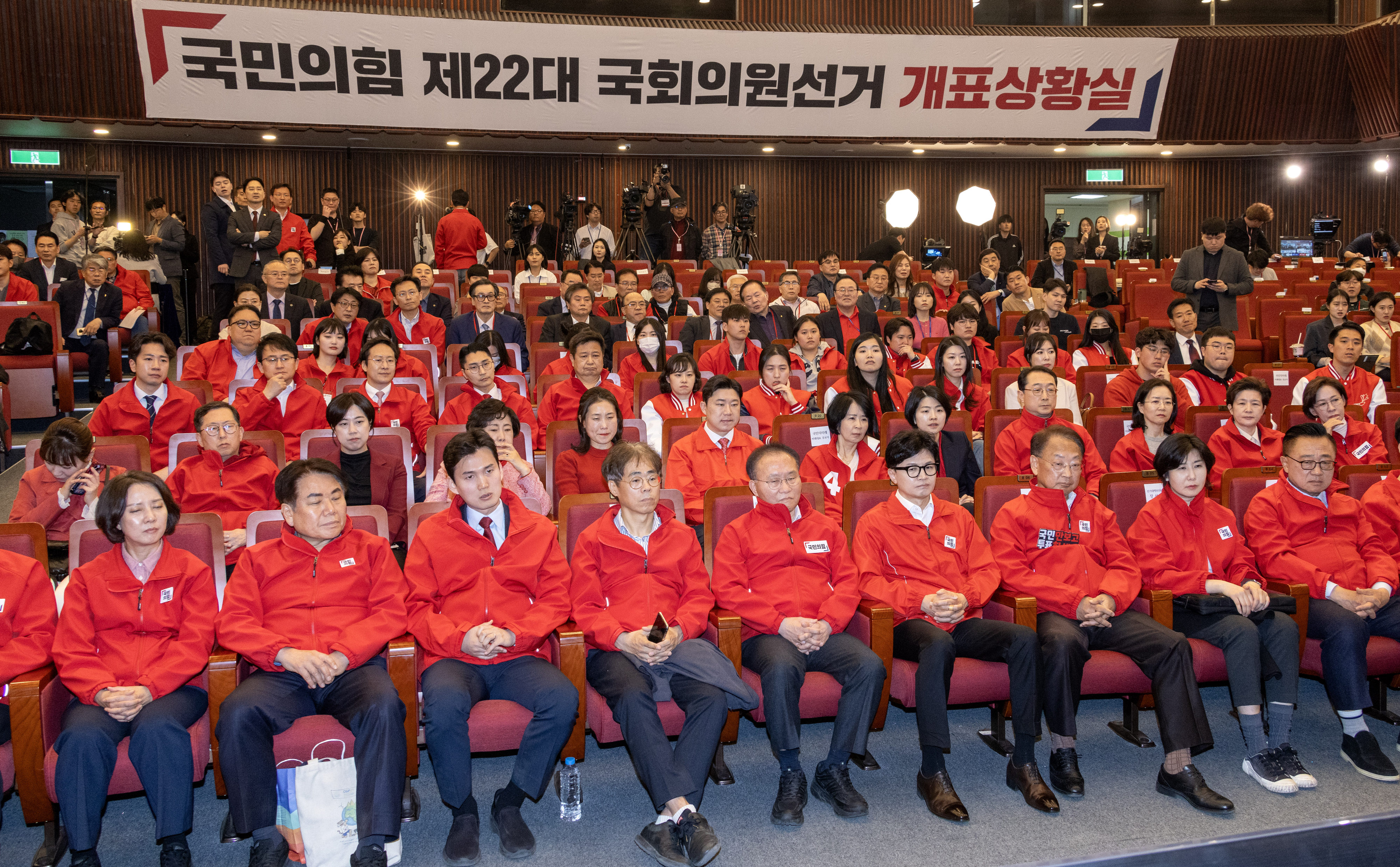 국민의힘 관계자들이 제22대 국회의원 선거일인 10일 국회도서관 강당에 마련된 개표상황실에서 개표방송을 시청하고 있다. 2024.4.10 안주영 전문기자