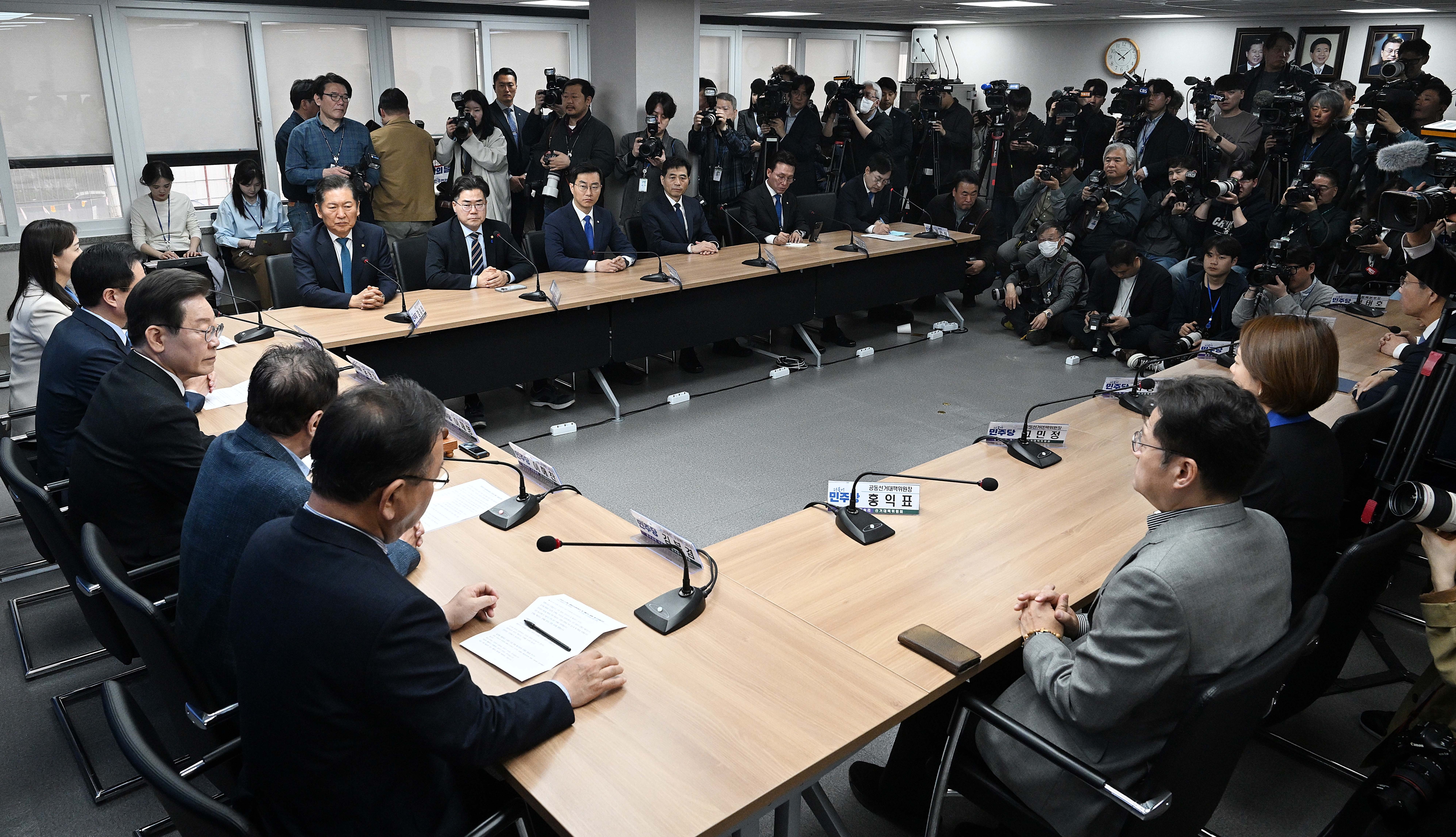 이재명 더불어민주당 대표 겸 상임공동선거대책위원장이 11일 서울 영등포구 더불어민주당 당사에서 열린 더불어민주당·더불어민주연합 제12차 합동 중앙선거대책위원회의 겸 선대위 해단식에서 모두발언하고 있다. 2024.4.11 오장환 기자