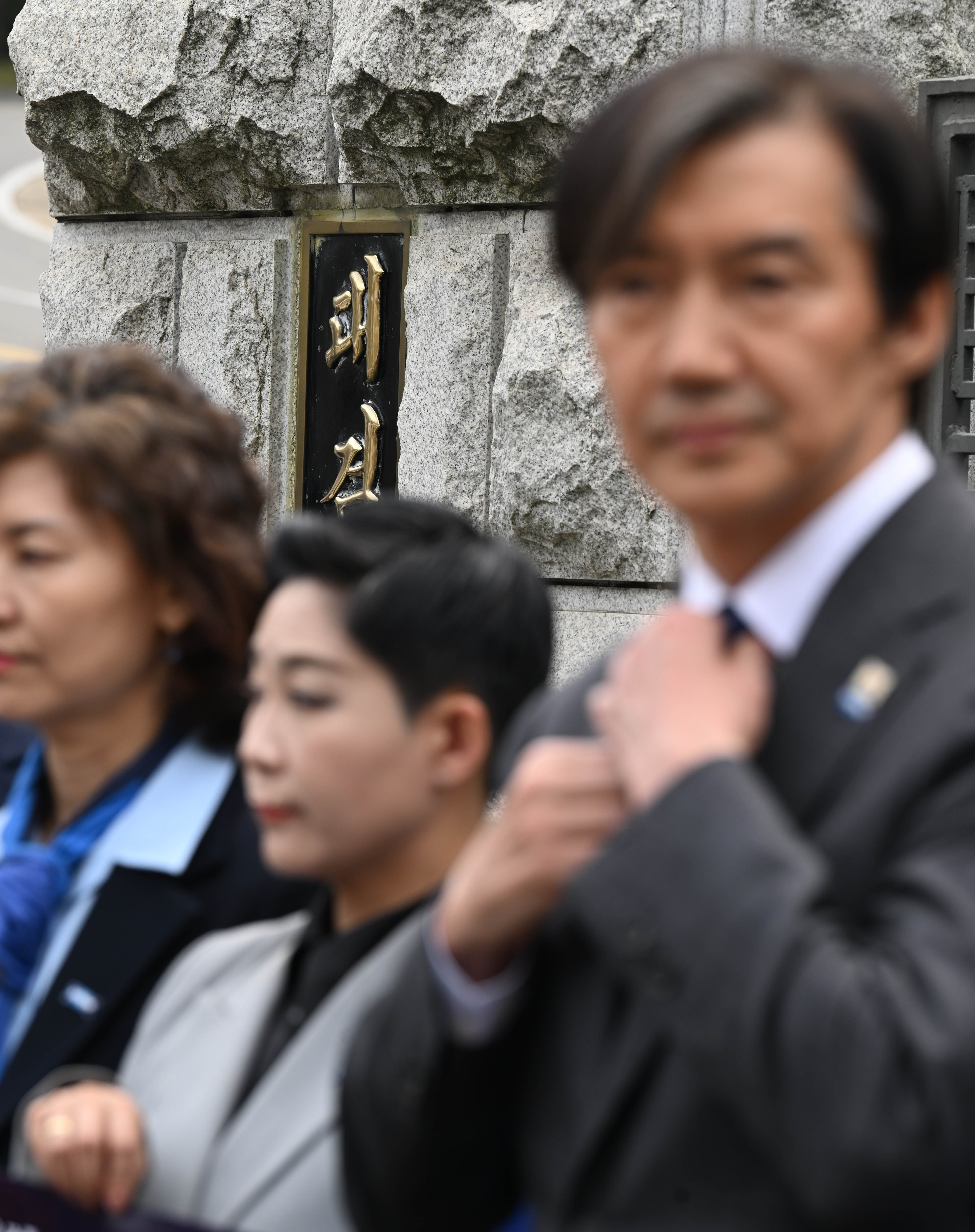 조국혁신당 조국 대표를 비롯한 국회의원 당선자들이 11일 서울 서초구 대검찰청 앞에서 김건희 여사에 대한 수사를 촉구하는 기자회견을 하고있다. 2024.4.11안주영 전문기자