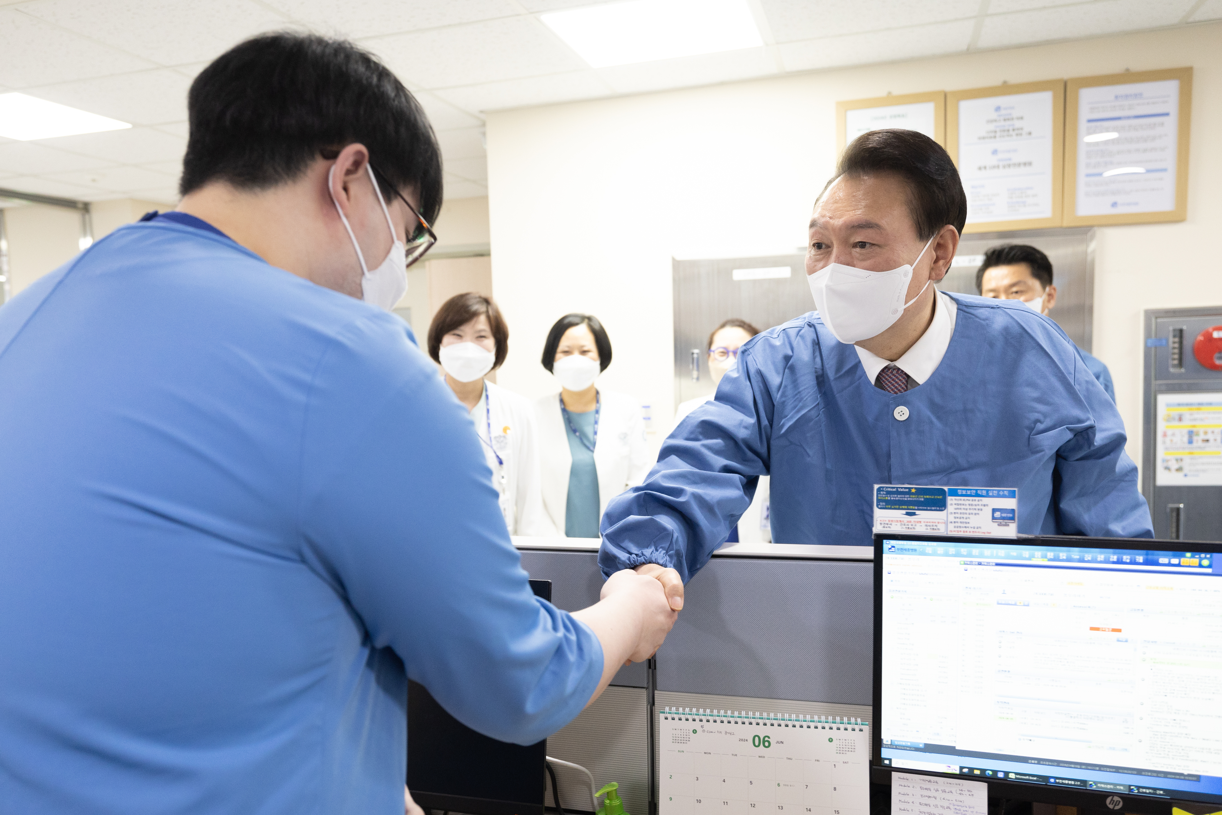 윤석열 대통령, 심장전문병원 부천세종병원 의료진 격려