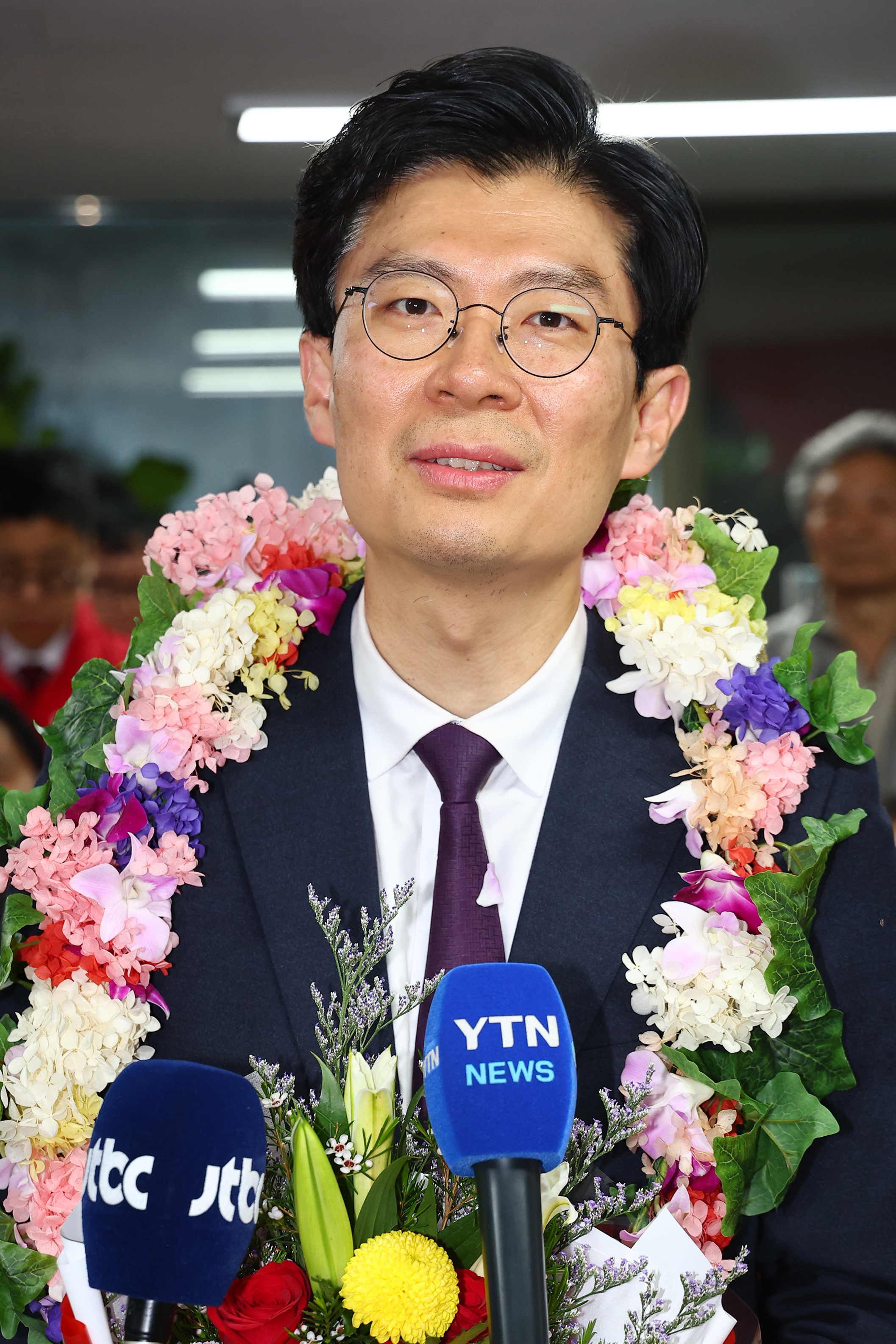 조정훈(서울 마포갑) 국민의힘 후보가 11일 새벽 서울 마포구에 마련한 본인의 선거사무소에서 당선을 확정지은 뒤 소감을 밝히고 있다. 연합뉴스