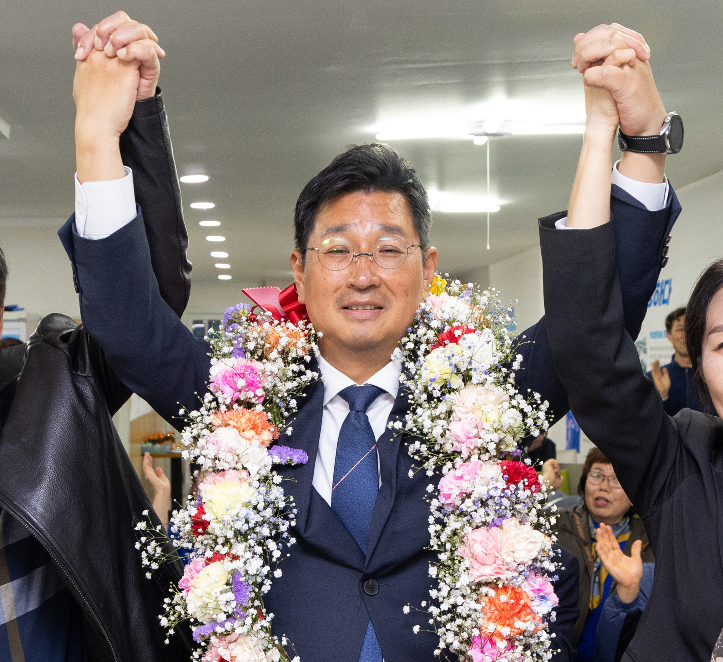 김태선(울산 동구) 더불어민주당 후보가 10일 오후 자신의 선거사무소에서 당선이 확실시되자 꽃목걸이를 목에 걸고 환호하고 있다. 울산 연합뉴스