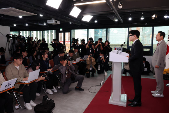 국민의힘 한동훈 비상대책위원장이 11일 서울 여의도 국민의힘 당사에서 제22대 국회의원 선거 관련 입장 발표를 하고 있다. 2024.4.11 공동취재