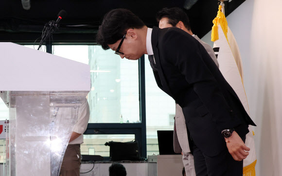 국민의힘 한동훈 비상대책위원장이 11일 서울 여의도 국민의힘 당사에서 제22대 국회의원 선거 관련 입장 발표를 마친 뒤 인사하고 있다. 2024.4.11 공동취재