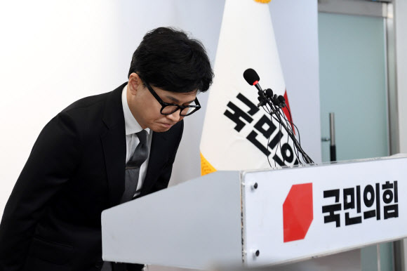국민의힘 한동훈 비상대책위원장이 11일 서울 여의도 국민의힘 당사에서 제22대 국회의원 선거 관련 입장 발표를 하고 있다. 2024.4.11 공동취재
