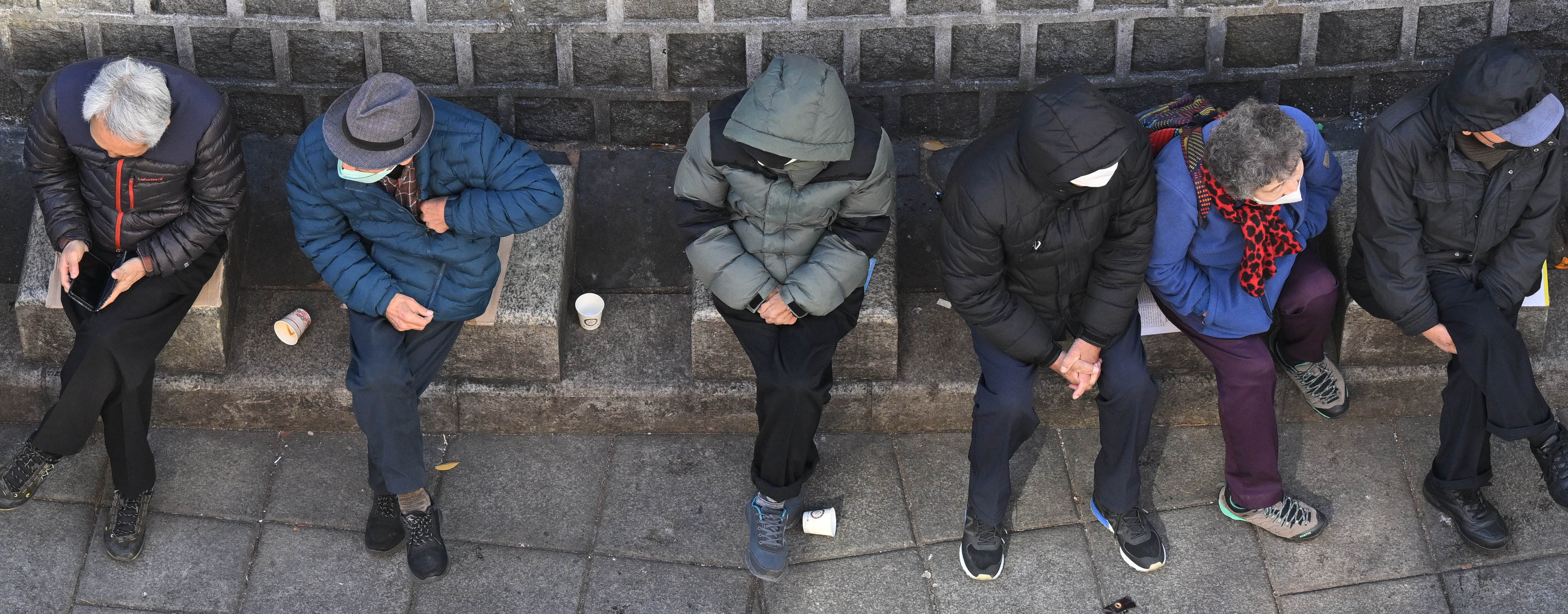 지난해 11월 노인들이 서울 종로구 탑골공원 인근에서 무료 급식을 받기 위해 줄지어 기다리고 있다. 서울신문DB