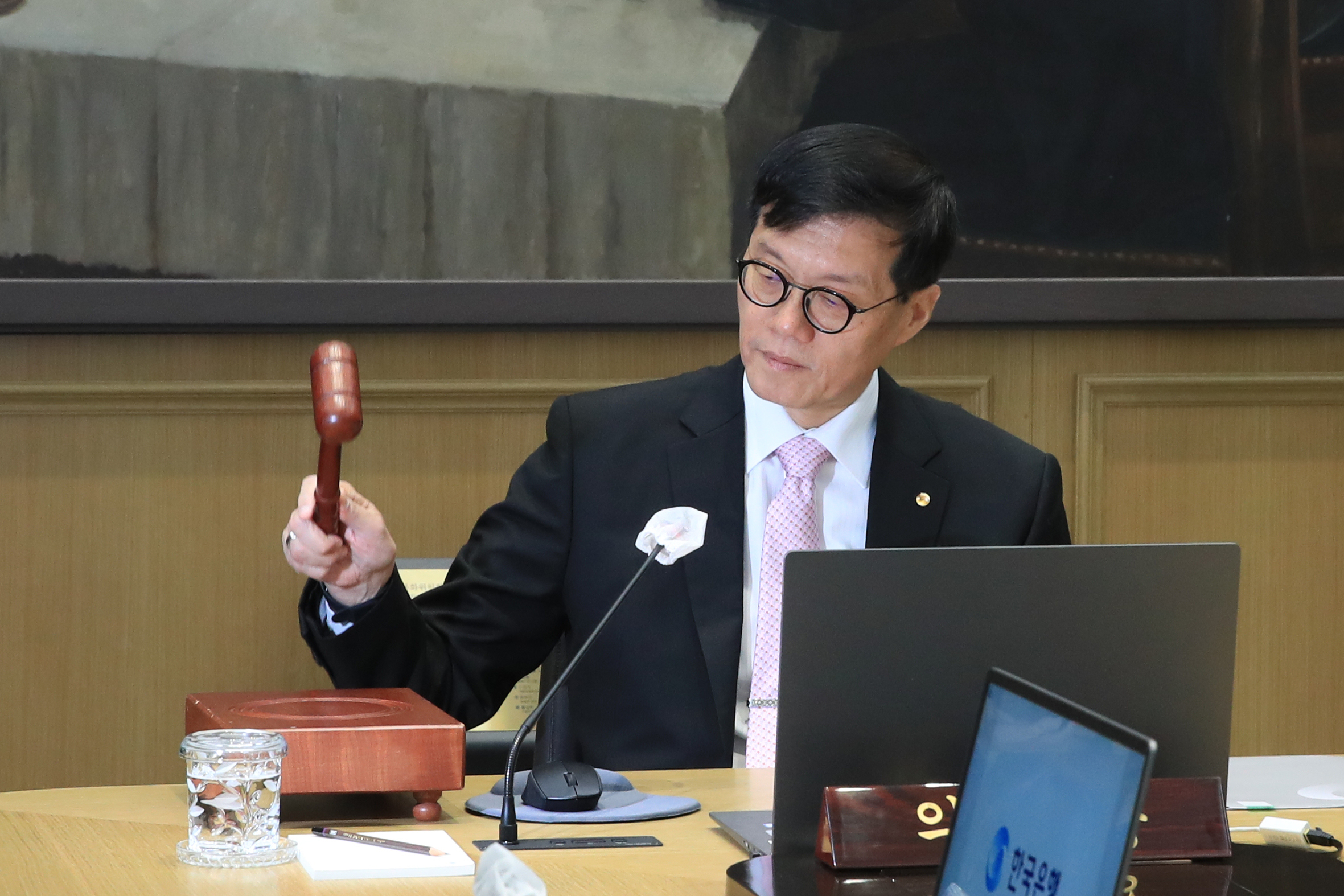 이창용 한국은행 총재가 12일 서울 중구 한국은행에서 열린 금융통화위원회 본회의에서 회의를 주재하며 의사봉을 두드리고 있다. 한국은행 제공