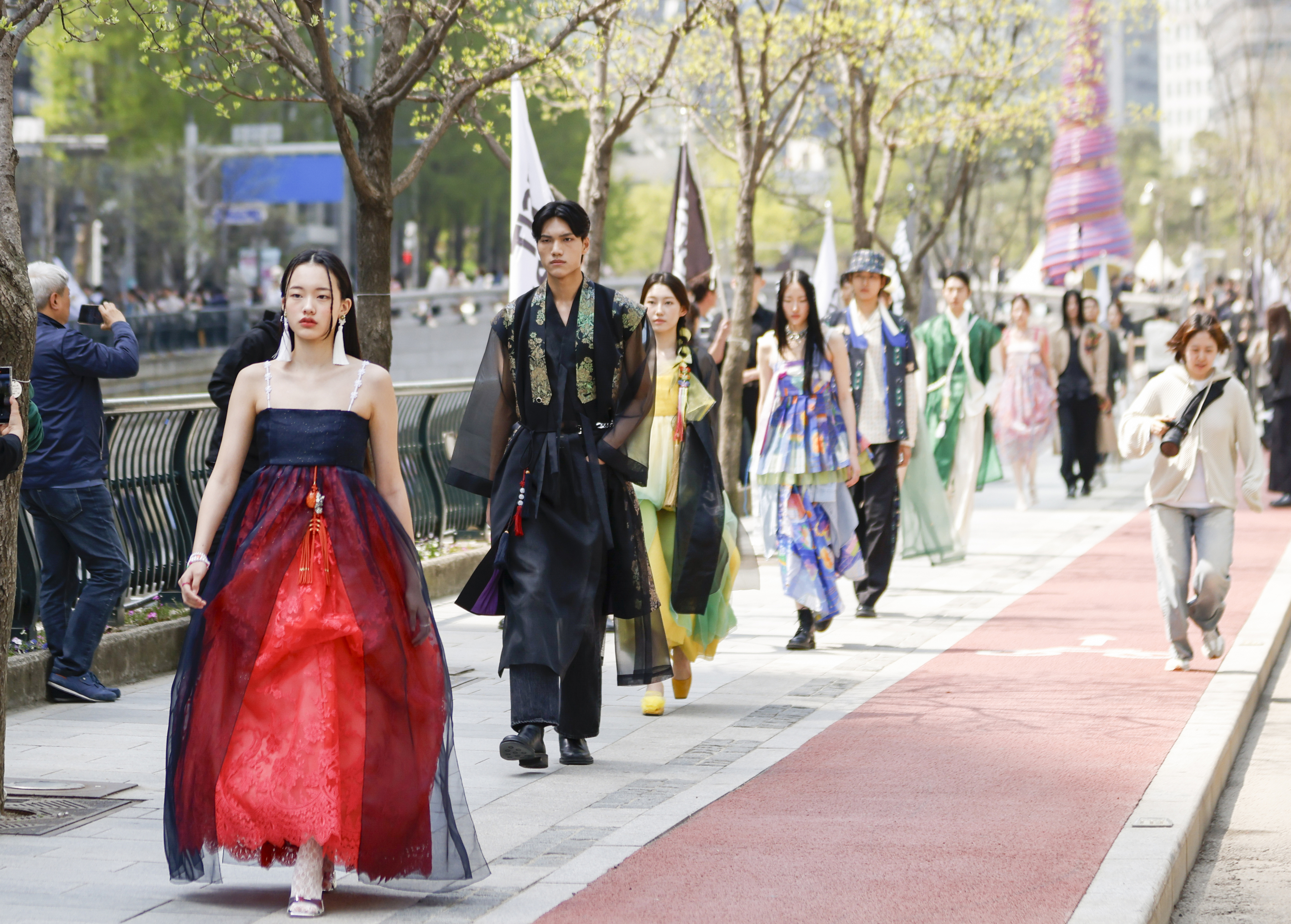 한복을 입은 모델들이 청계천을 따라 워킹을 하고 있다. 한국관광공사 제공.