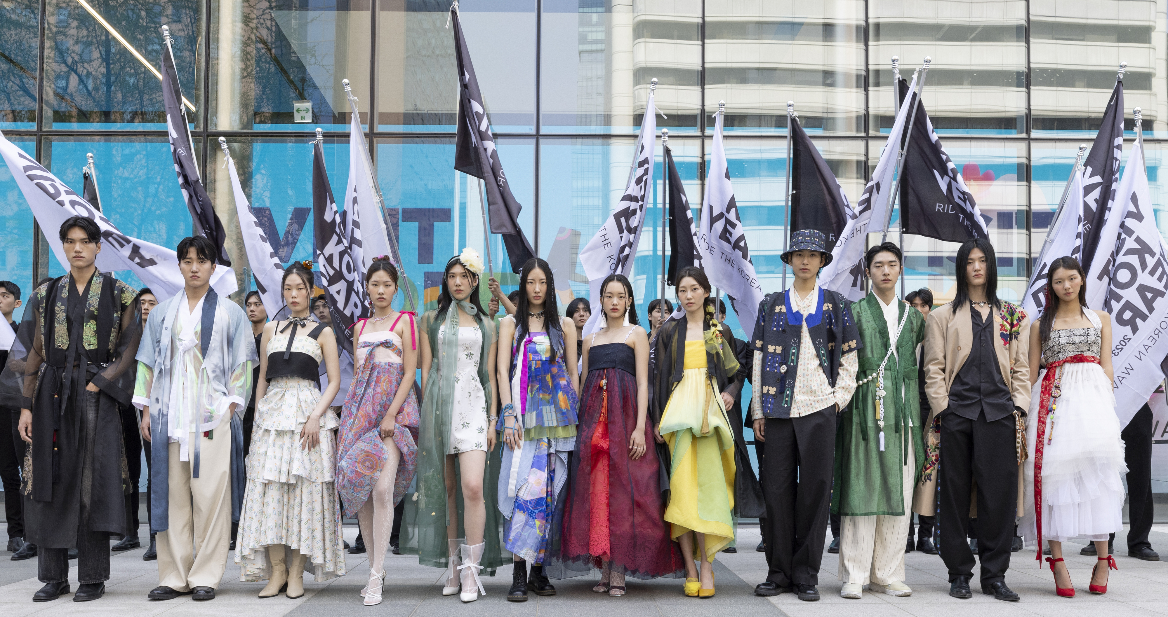 한복을 입은 모델들이 서울 청계천로 하이커 그라운드 앞에서 한국방문의 해 깃발 퍼포먼스를 벌이고 있다. 한국관광공사 제공.