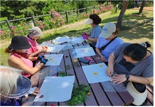 서울 동대문구 구민들이 숲해설사로부터 지도를 받으며 치유 활동을 하고 있다. 동대문구 제공
