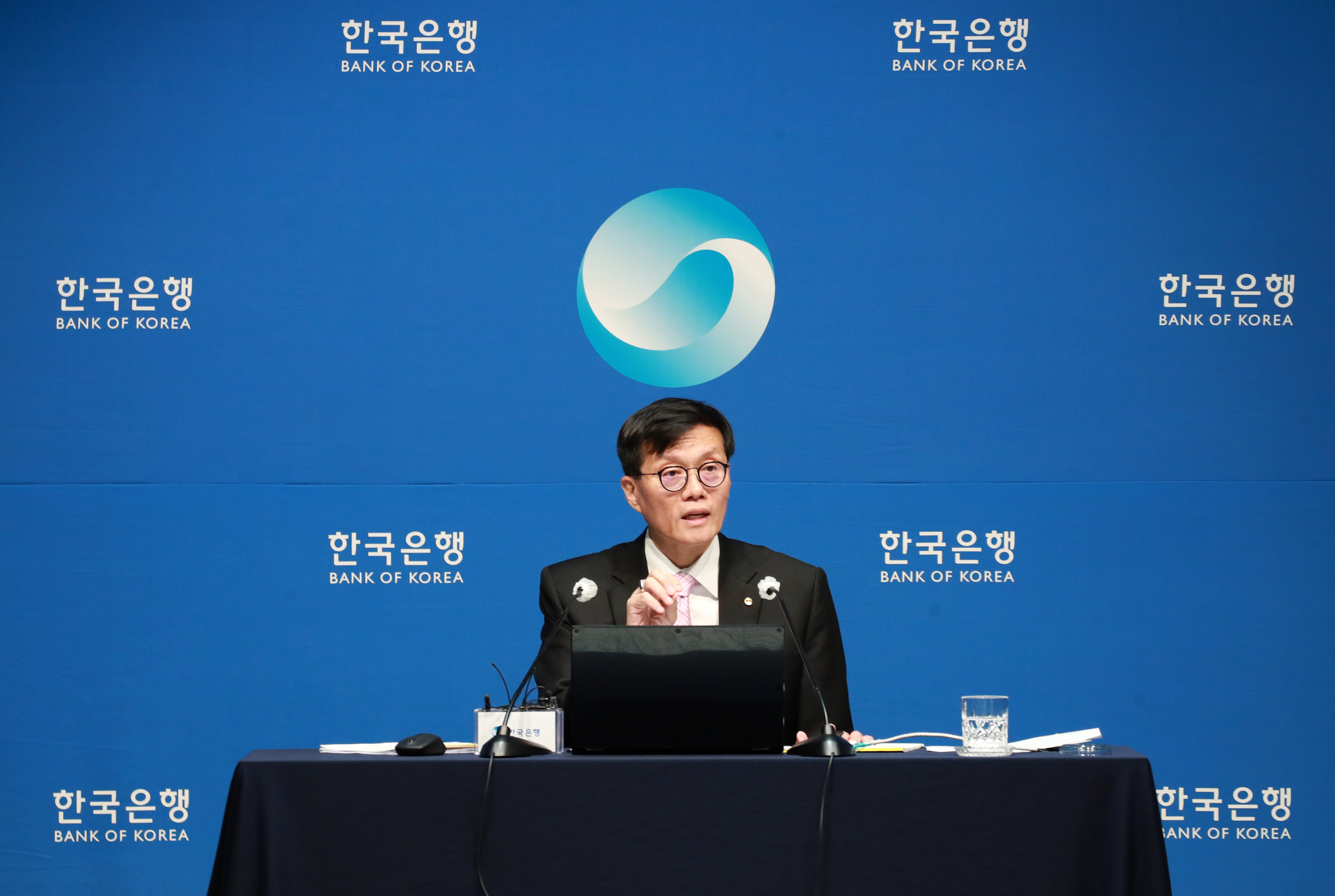 이창용 한국은행 총재가 12일 서울 중구 한국은행에서 열린 통화정책방향 기자간담회에서 발언하고 있다. 한국은행 제공