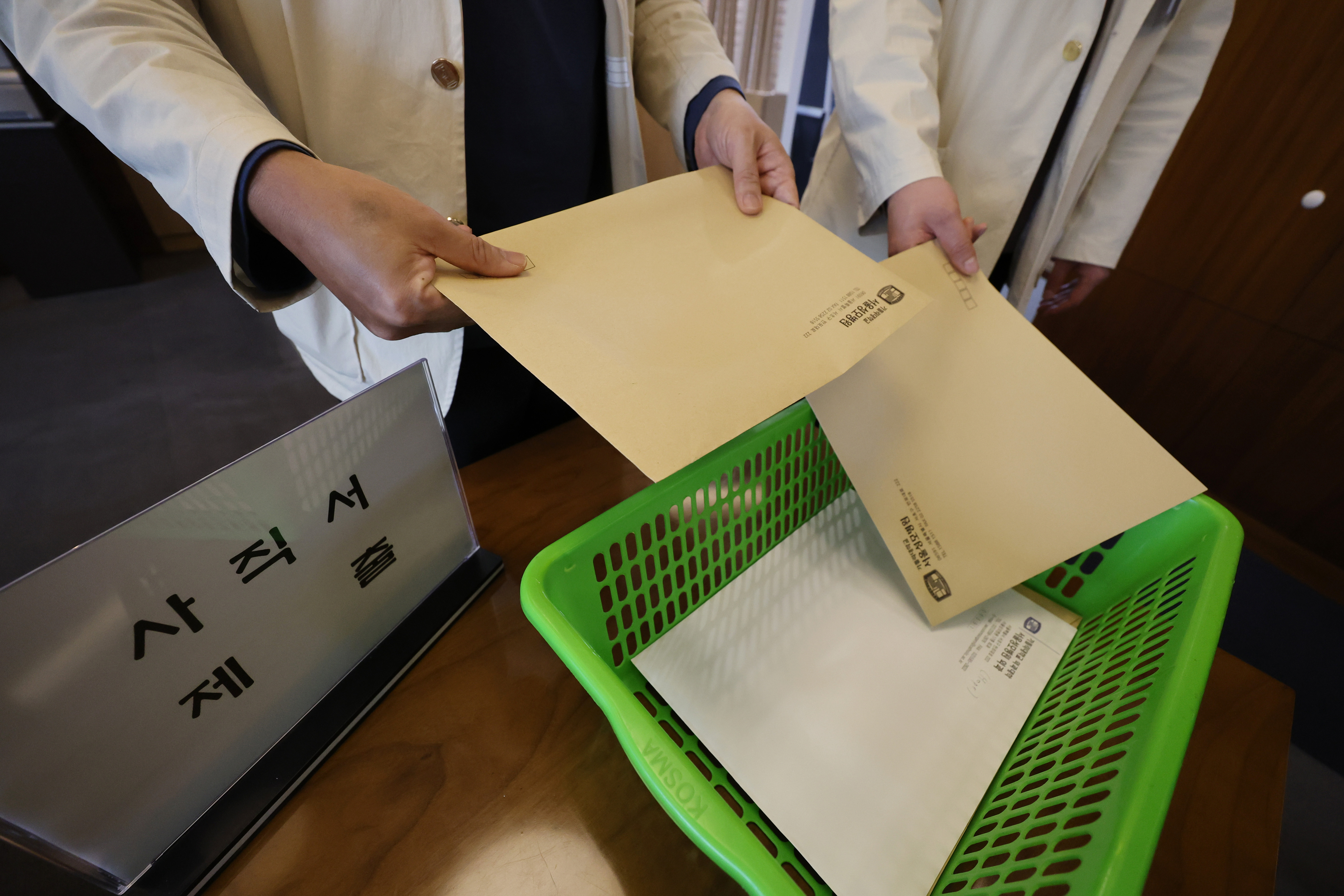 지난달 28일 서울의 한 대학병원에서 의대 교수들이 사직서를 제출하고 있다. 연합뉴스
