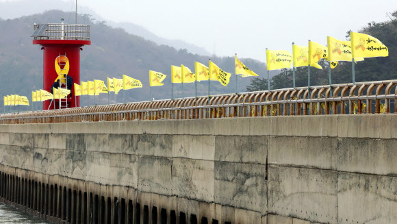 지난 4일 오전 전남 진도군 임회면 팽목항(진도항) 방파제에 노란깃발이 바람에 나부끼고 있다. 2024.4.12 연합뉴스