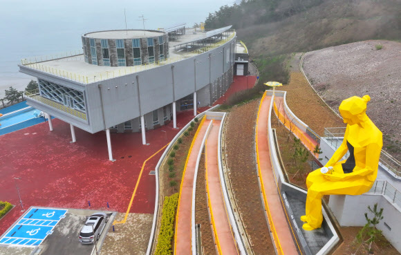 지난 4일 오전 전남 진도군 임회면 팽목항 인근에 조성된 국민해양안전관에 기다림과 기억을 상징하는 조형물이 설치돼 있다. 2024.4.12 연합뉴스