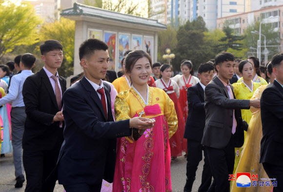 북한은 지난 11일 김정은 북한 국무위원장의 노동당 제1비서 추대 12주년을 맞아 청년학생들의 무도회가 평양 여러 곳에서 진행됐다고 조선중앙통신이 12일 보도했다. 연합뉴스