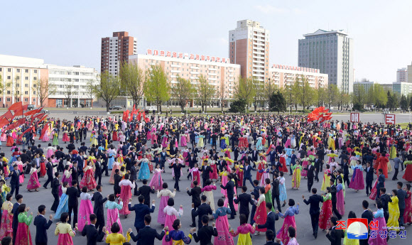 북한은 지난 11일 김정은 북한 국무위원장의 노동당 제1비서 추대 12주년을 맞아 청년학생들의 무도회가 평양 여러 곳에서 진행됐다고 조선중앙통신이 12일 보도했다. 연합뉴스
