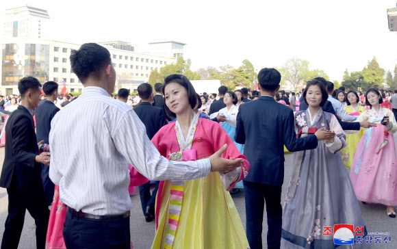 북한은 지난 11일 김정은 북한 국무위원장의 노동당 제1비서 추대 12주년을 맞아 청년학생들의 무도회가 평양 여러 곳에서 진행됐다고 조선중앙통신이 12일 보도했다. 연합뉴스