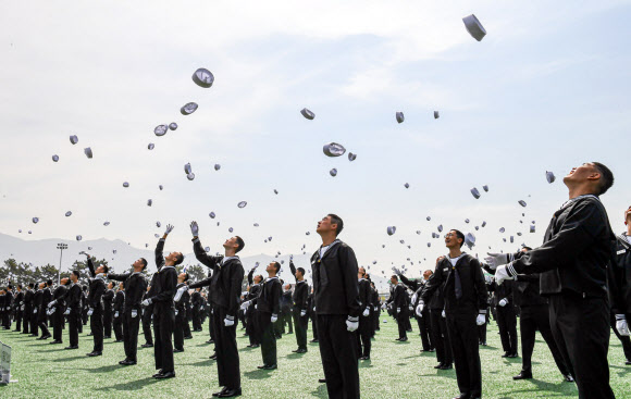 12일 경남 창원시 진해구 해군교육사령부 기초군사교육단 연병장에서 열린 ‘해군병 701기 수료식’에서 이등병이 정모를 던지며 훈련 수료를 자축하고 있다. 2024.4.12 해군 제공.